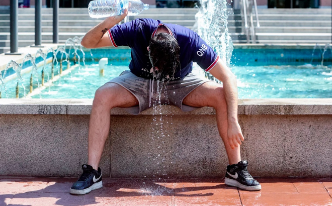 Biện pháp hạ nhiệt của một nam giới trong nắng nóng ở châu Âu
